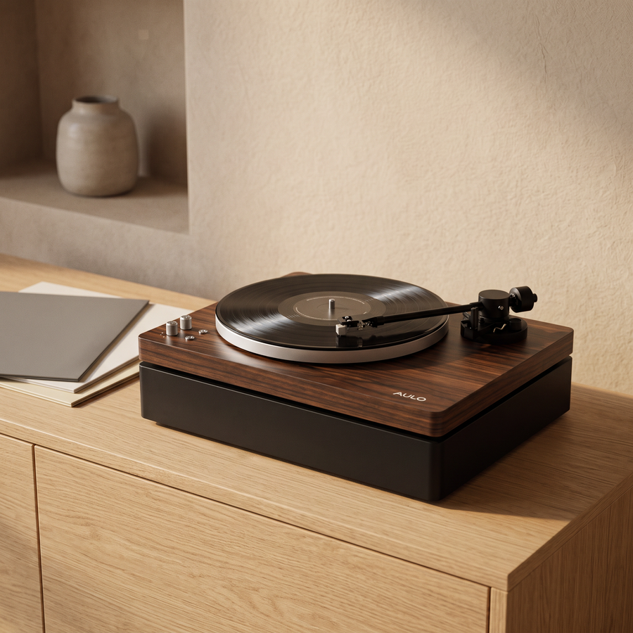 Aulo platenspeler met ingebouwde speakers in Dark Wood op een eiken dressoir