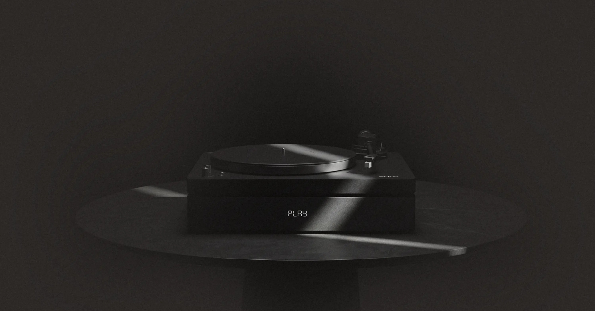 Naald van een platenspeler op een draaiende vinylplaat, close-up