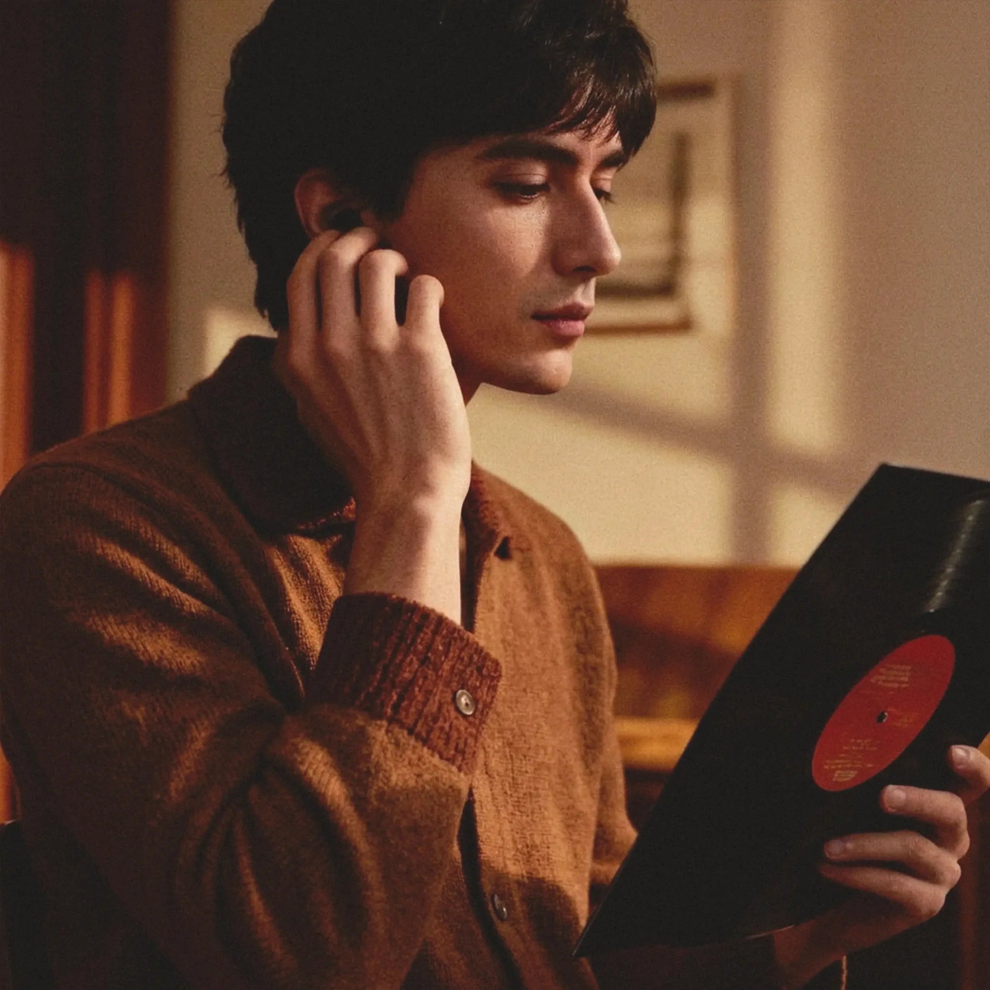 Aulo design platenspeler in modern interieur — platenspeler met ingebouwde subwoofer en bluetooth