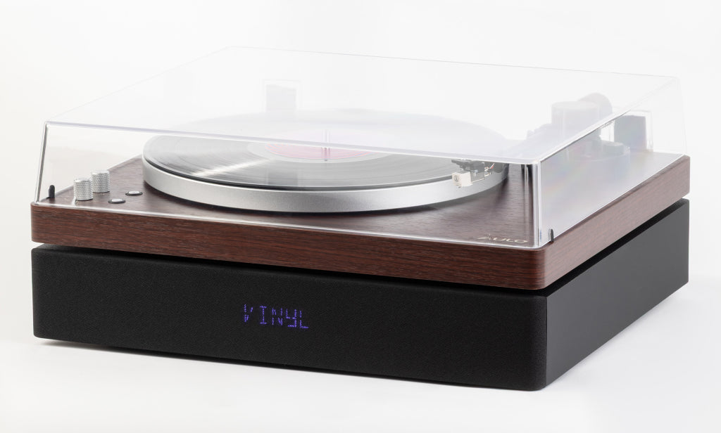 Aulo all-in-one platenspeler in Dark Wood op de zwarte speakerbasis, deck en speakers als een geheel