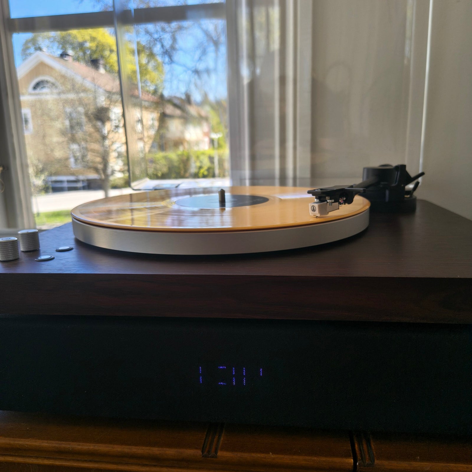 Aulo platenspeler in donkere houtlook met geel vinyl en afneembare stofkap