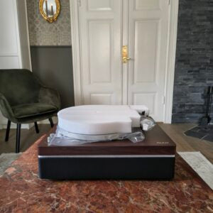 Net uitgepakte Aulo platenspeler met het draaiplateau nog in de verpakking op een marmeren tafel